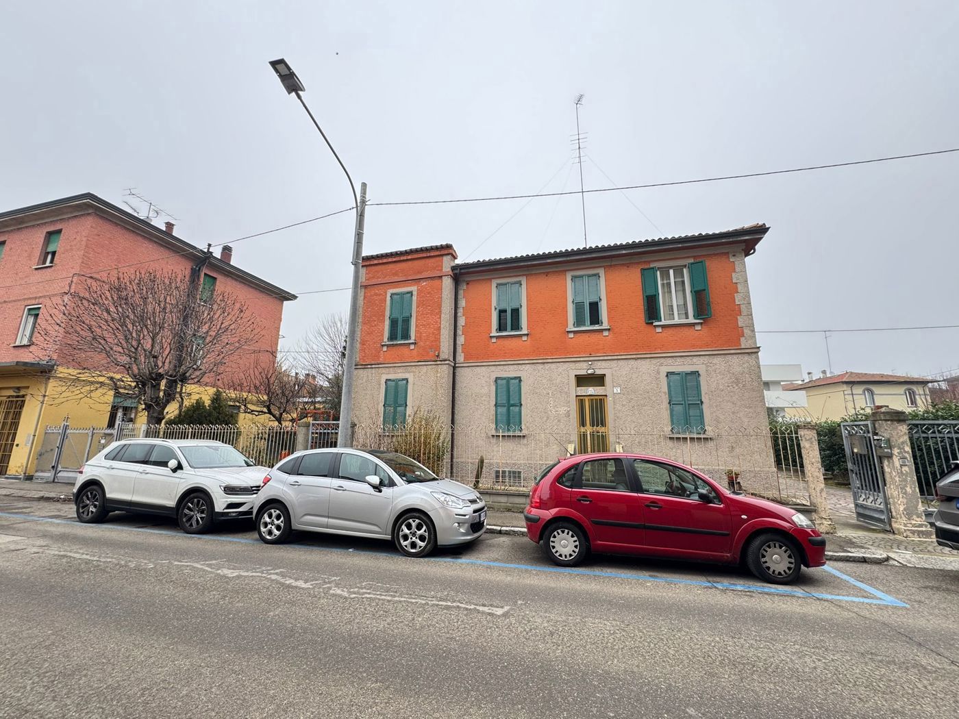 Casa indipendente con box doppio a Bologna