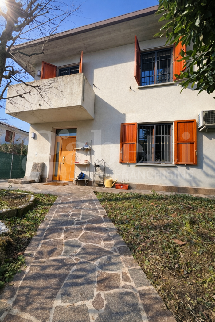 Villa con giardino a Minerbio