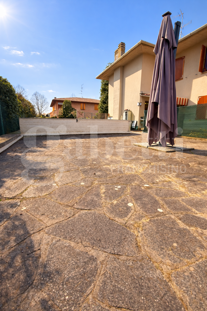 Villa con giardino a Minerbio