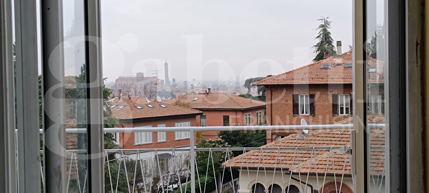 Attico da ristrutturare a Bologna