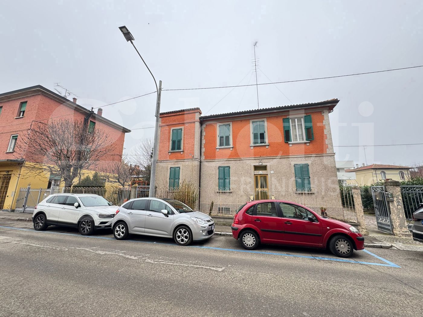 Casa indipendente con box doppio a Bologna