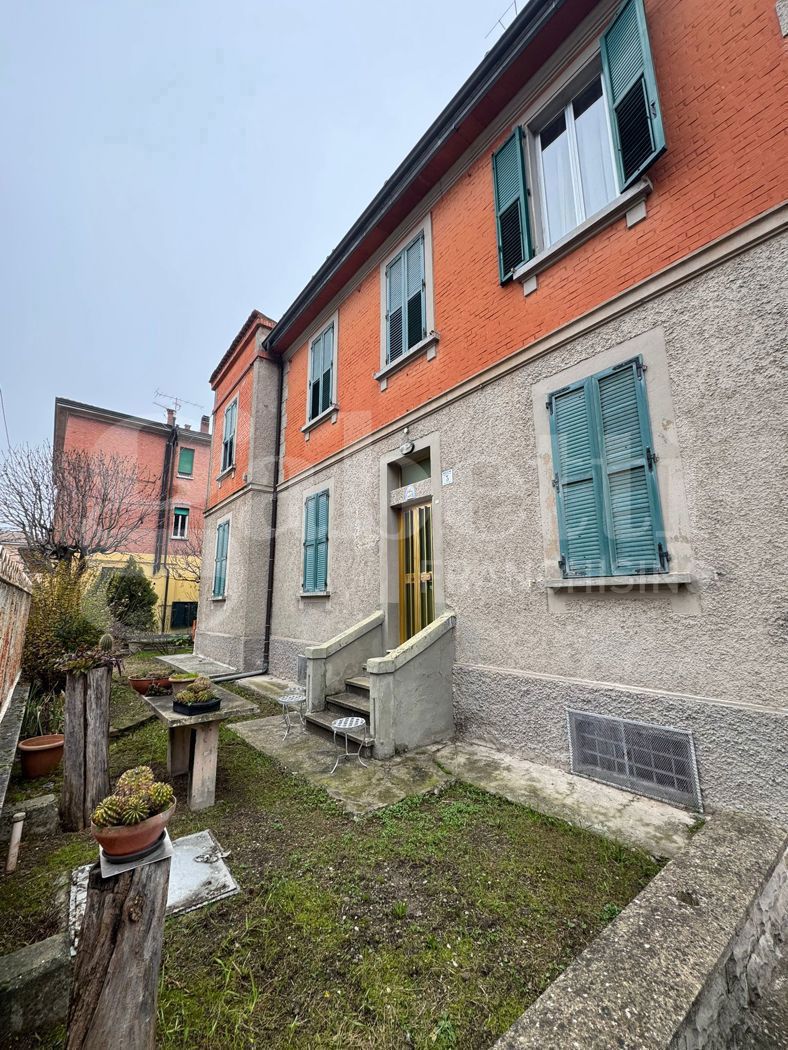 Casa indipendente con box doppio a Bologna