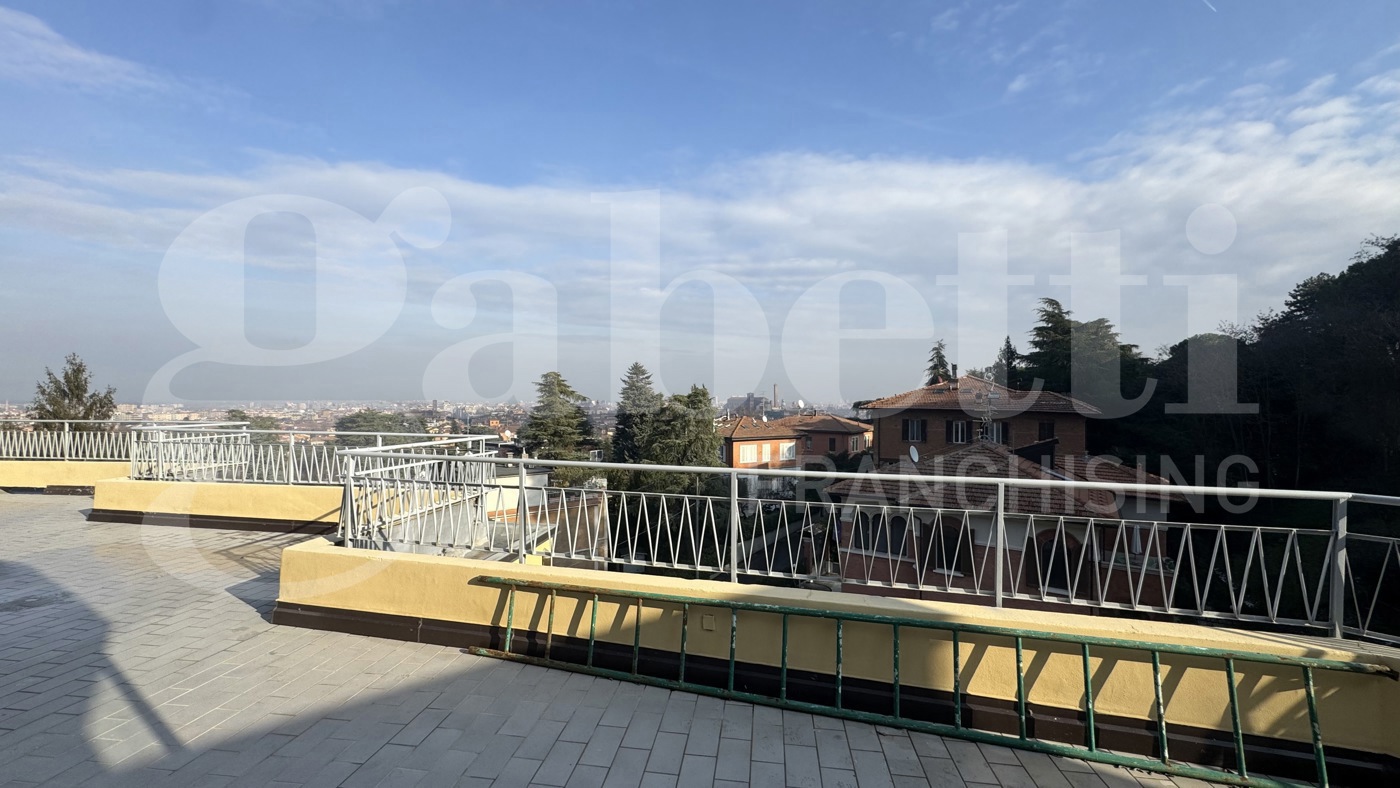 Attico da ristrutturare a Bologna
