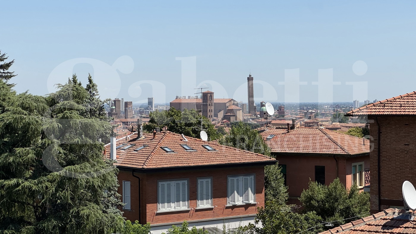 Attico da ristrutturare a Bologna