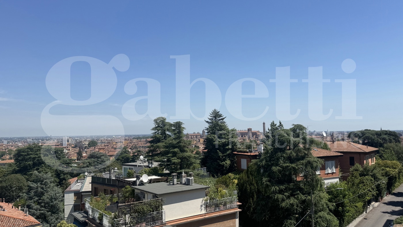 Attico da ristrutturare a Bologna