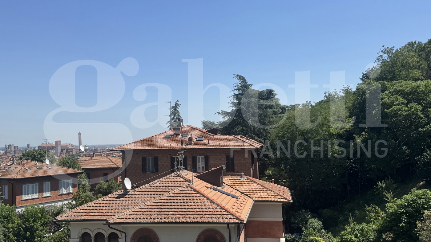 Attico da ristrutturare a Bologna