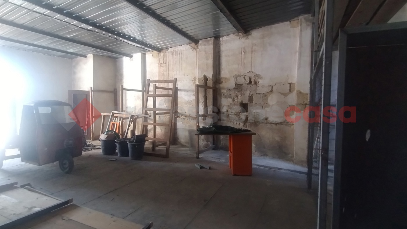 Magazzino in vendita a Taranto