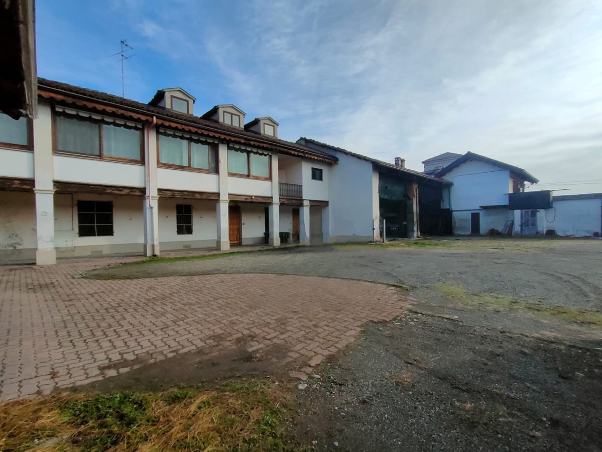 Rustico con giardino a Beinasco