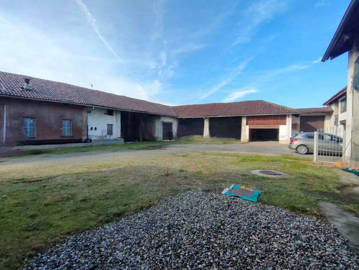 Rustico con giardino a Beinasco