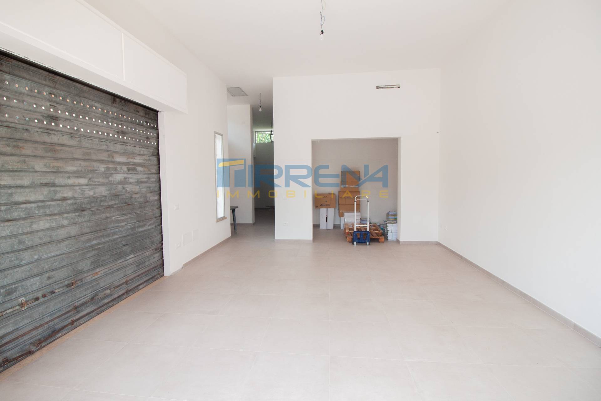 Locale commerciale in affitto a Cascina, San Sisto