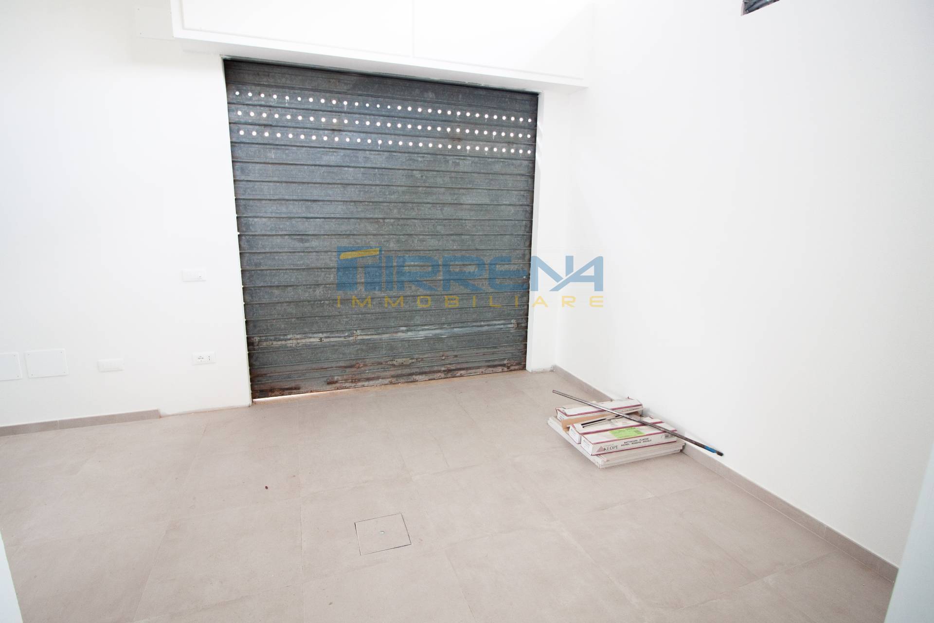 Locale commerciale in affitto a Cascina, San Sisto