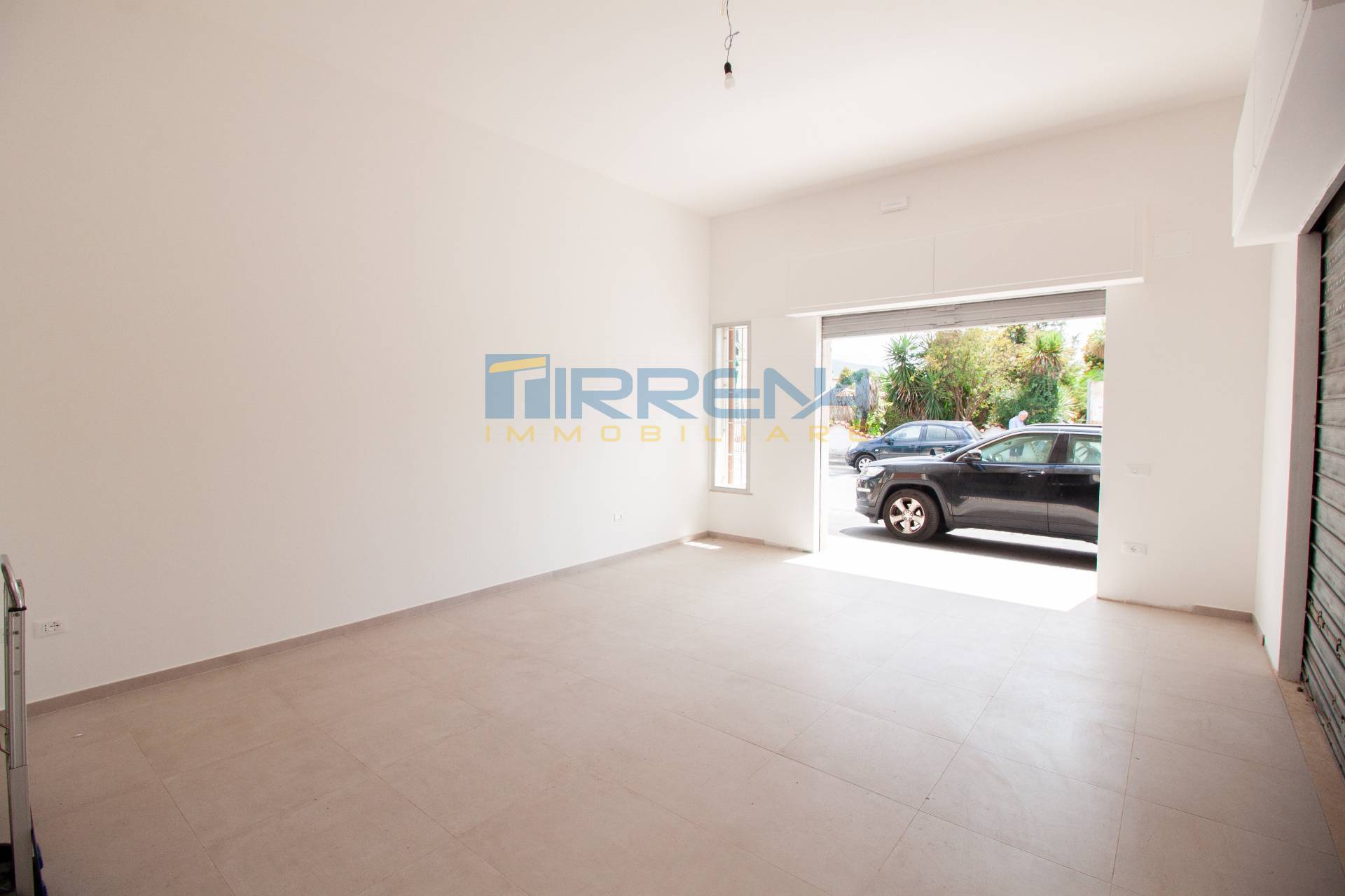 Locale commerciale in affitto a Cascina, San Sisto