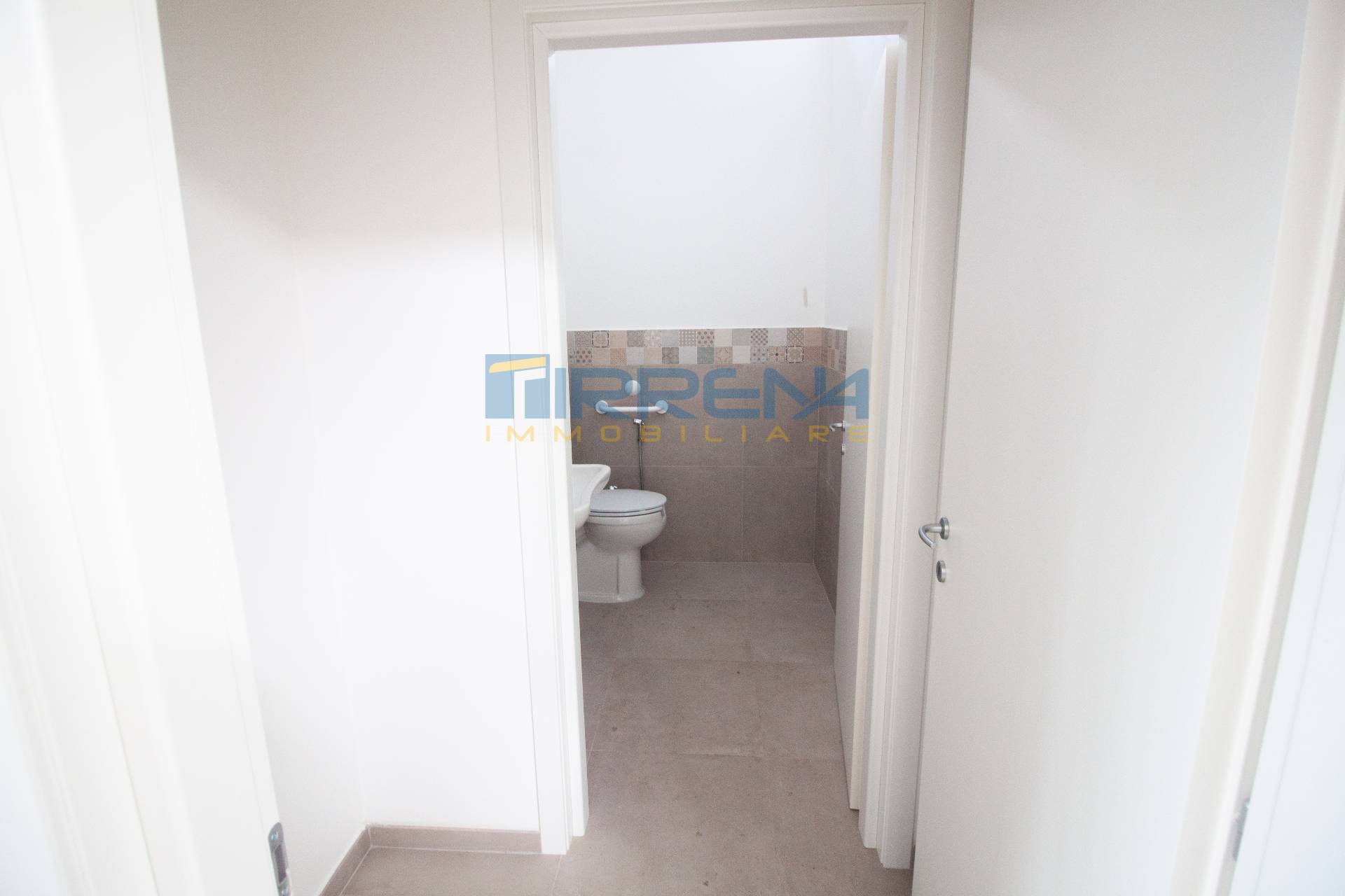 Locale commerciale in affitto a Cascina, San Sisto