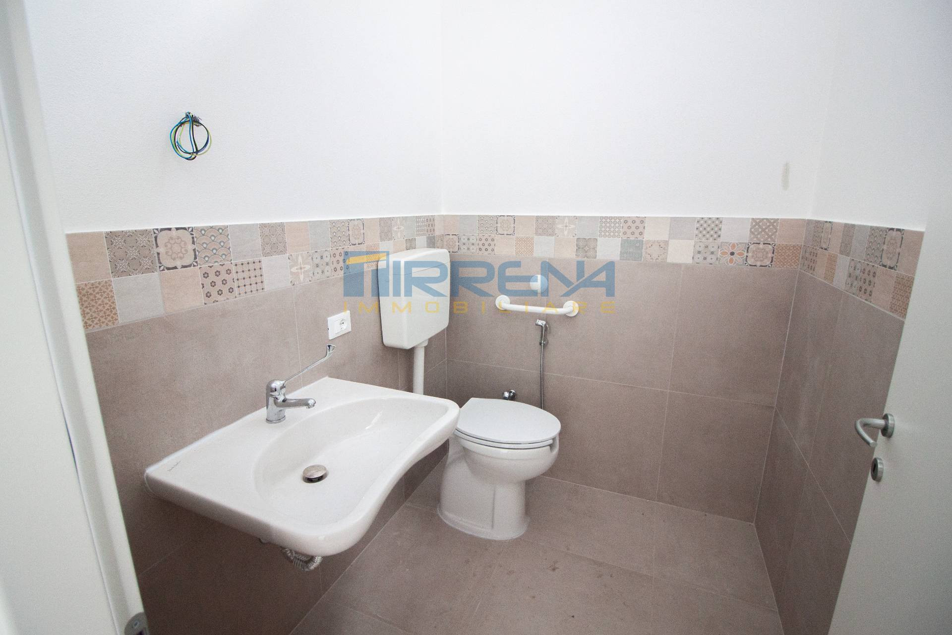 Locale commerciale in affitto a Cascina, San Sisto