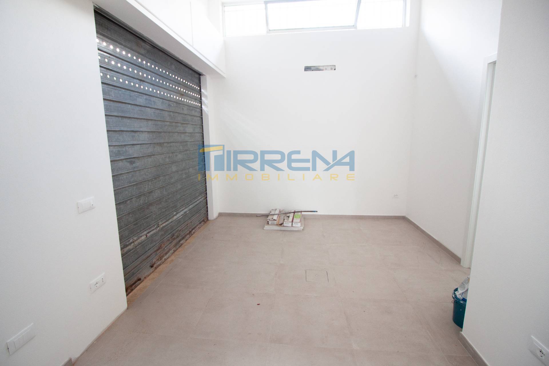 Locale commerciale in affitto a Cascina, San Sisto