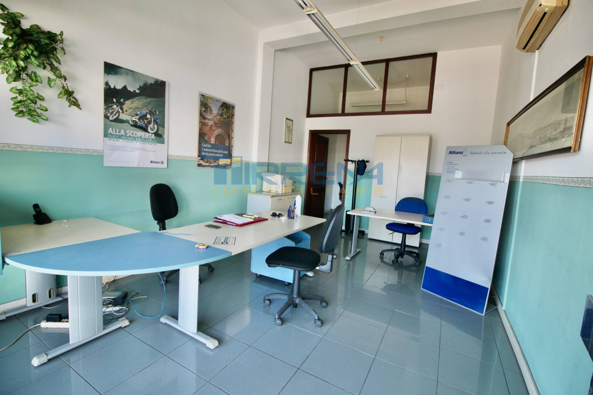 Commerciale in affitto a Cascina