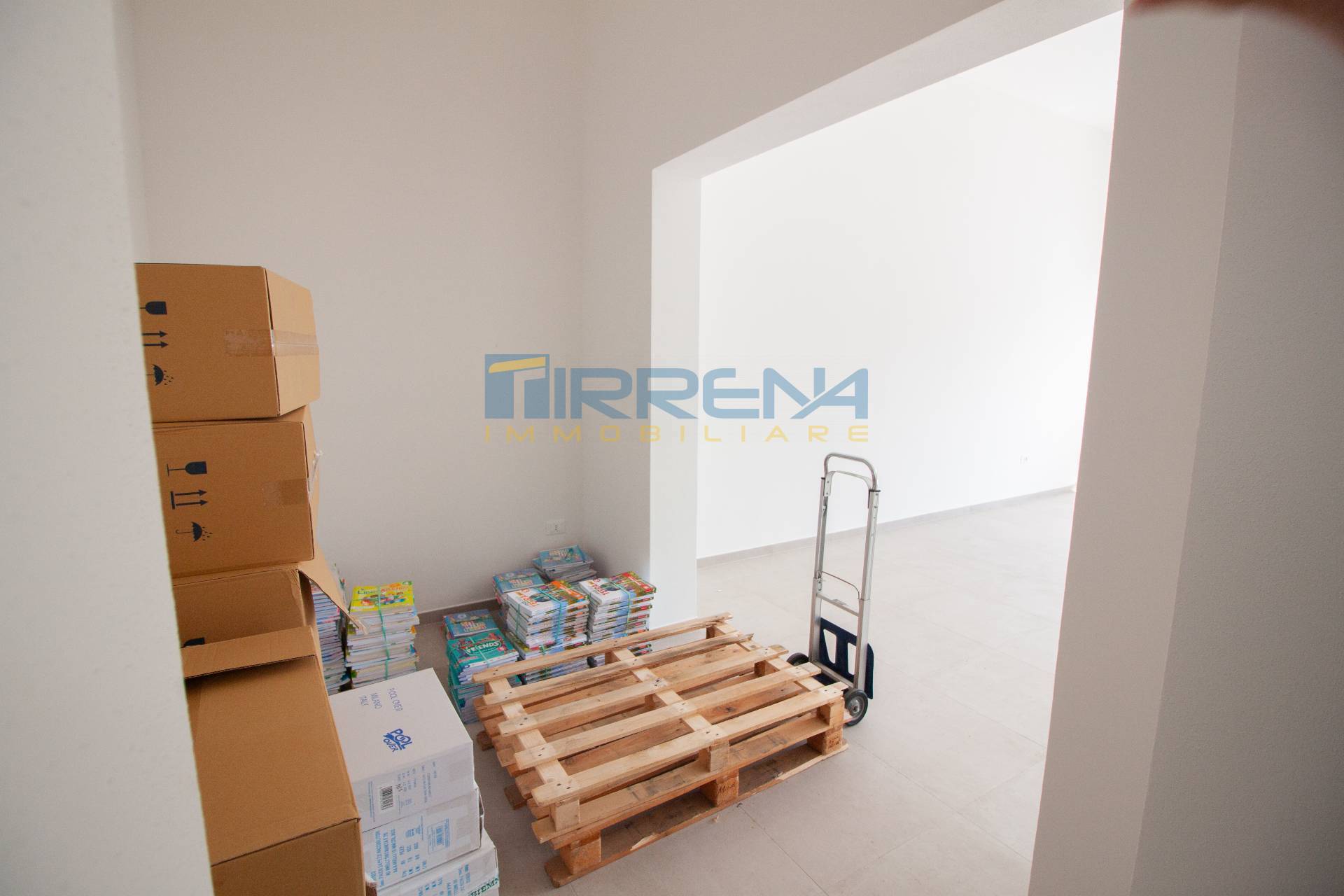 Locale commerciale in affitto a Cascina, San Sisto