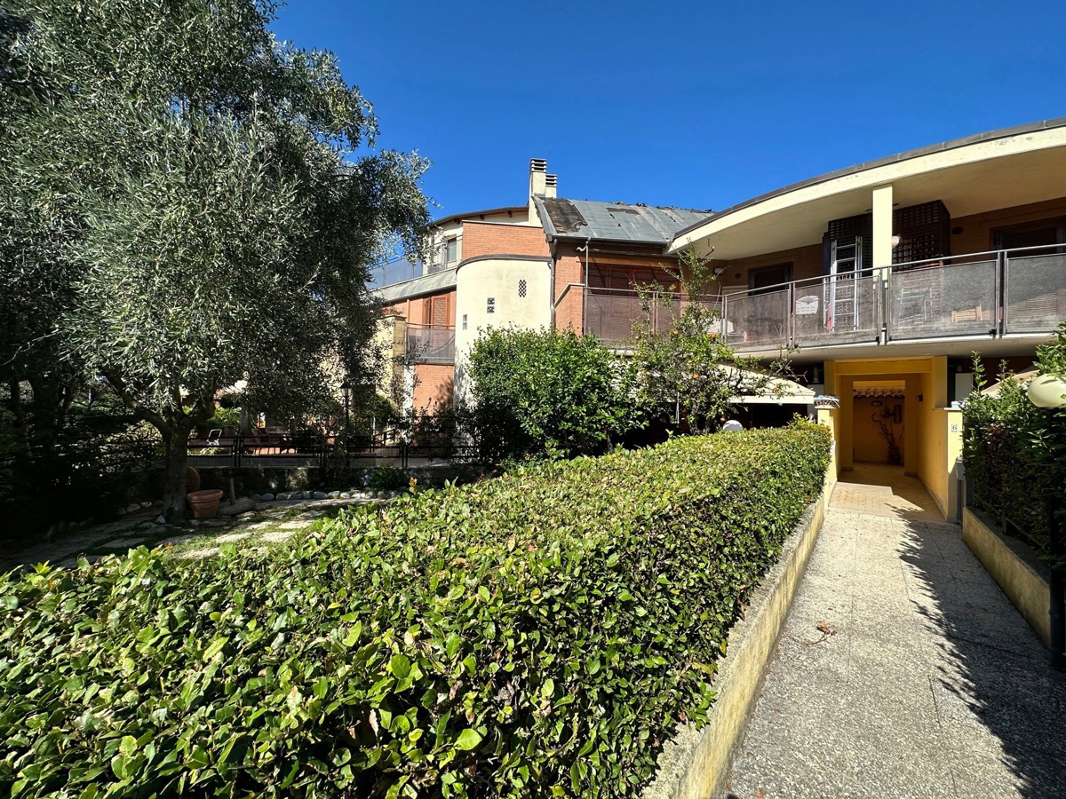 Villa con box a Terni