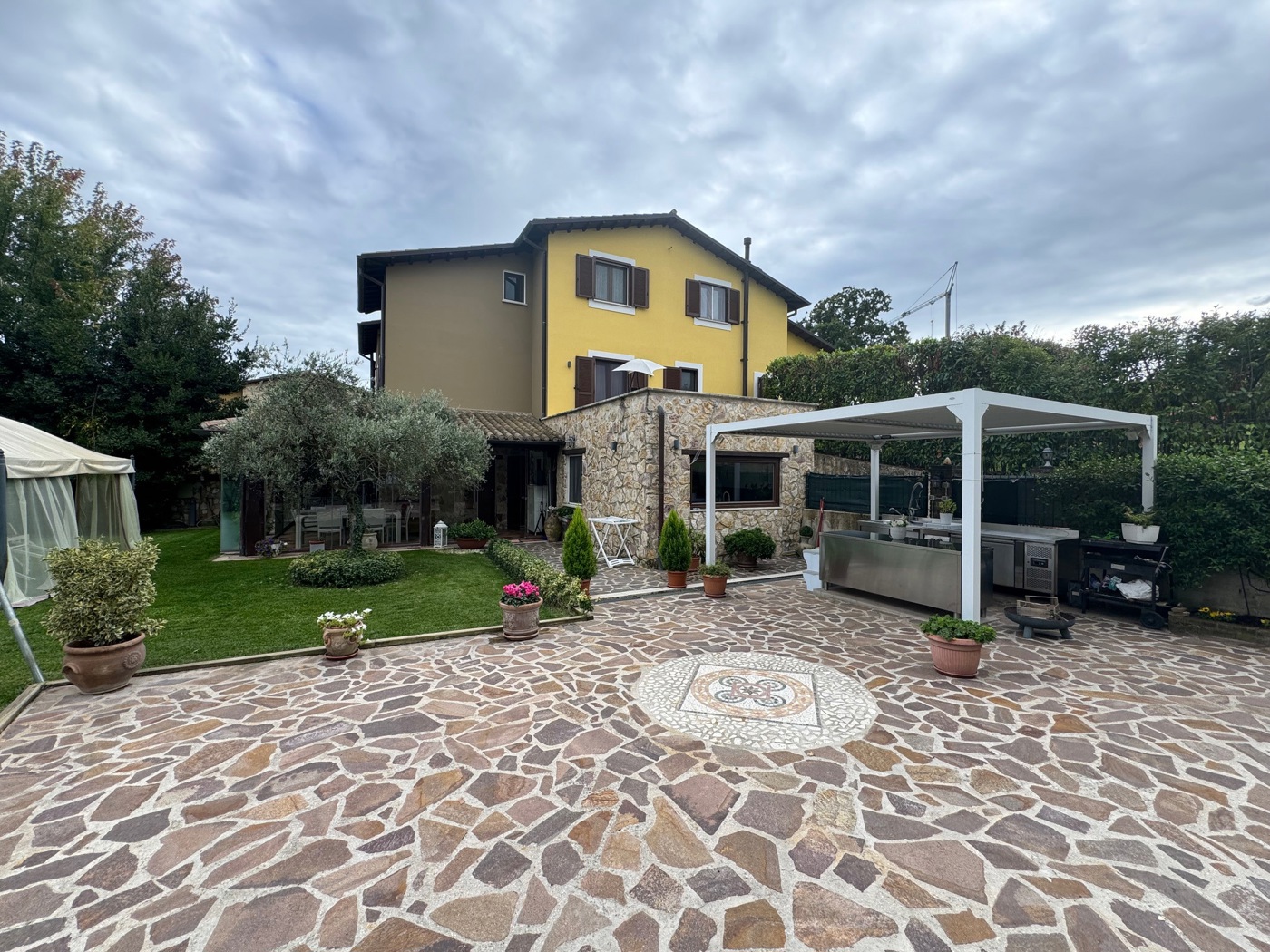 Villa con giardino a Montecastrilli