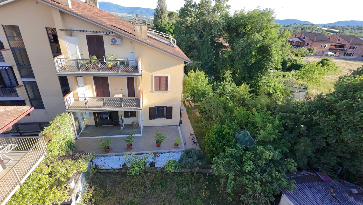 Quadrilocale con giardino a Terni