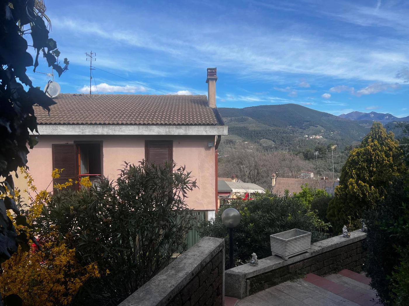 Villa Bifamiliare con giardino a Terni