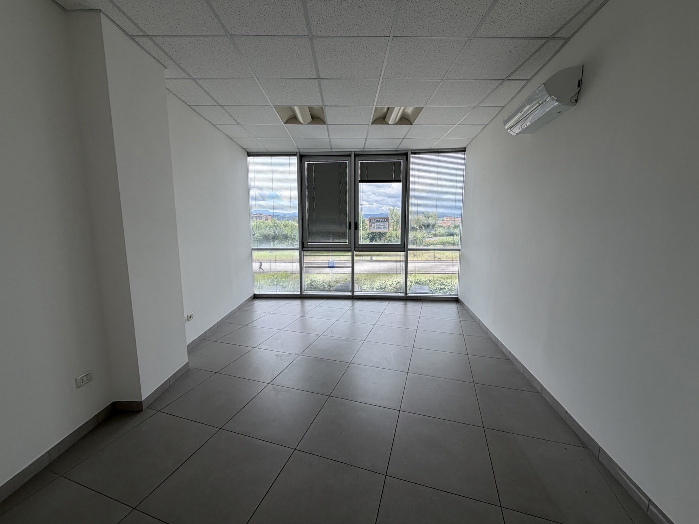 Ufficio con box doppio a Terni