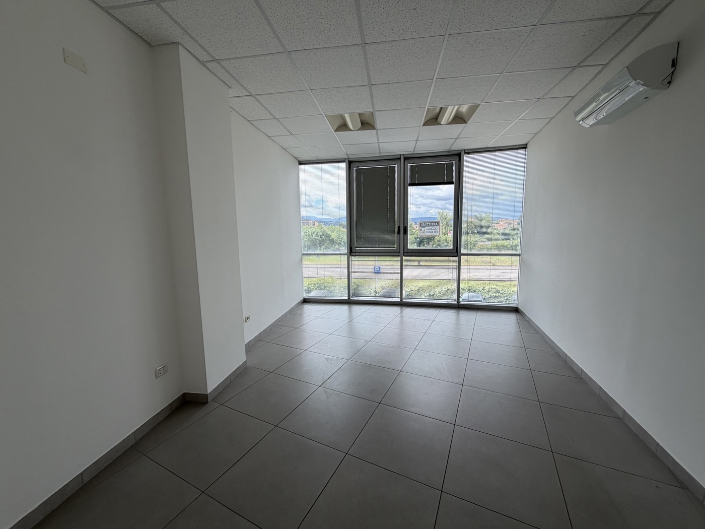 Ufficio con box doppio a Terni