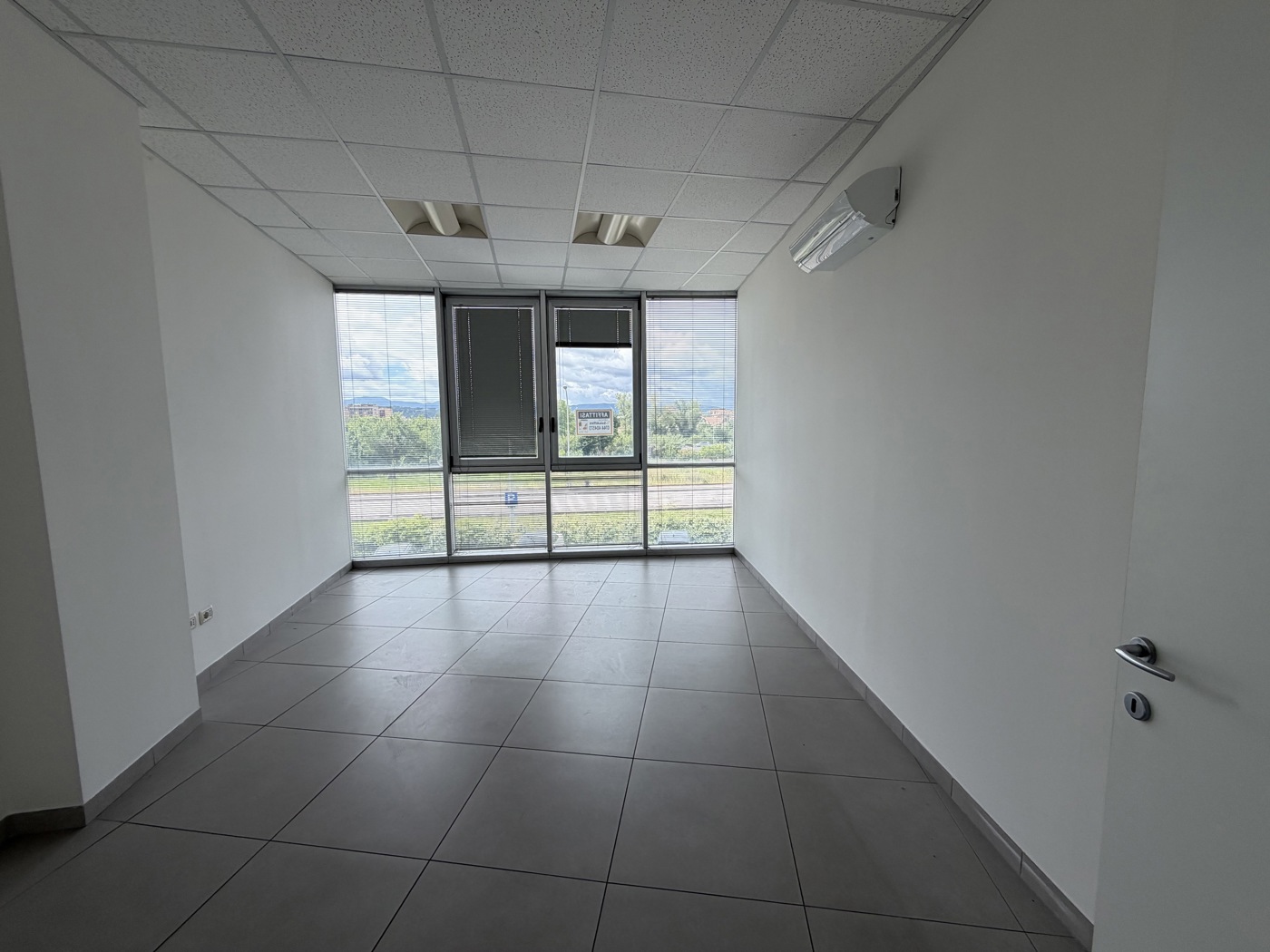 Ufficio con box doppio a Terni