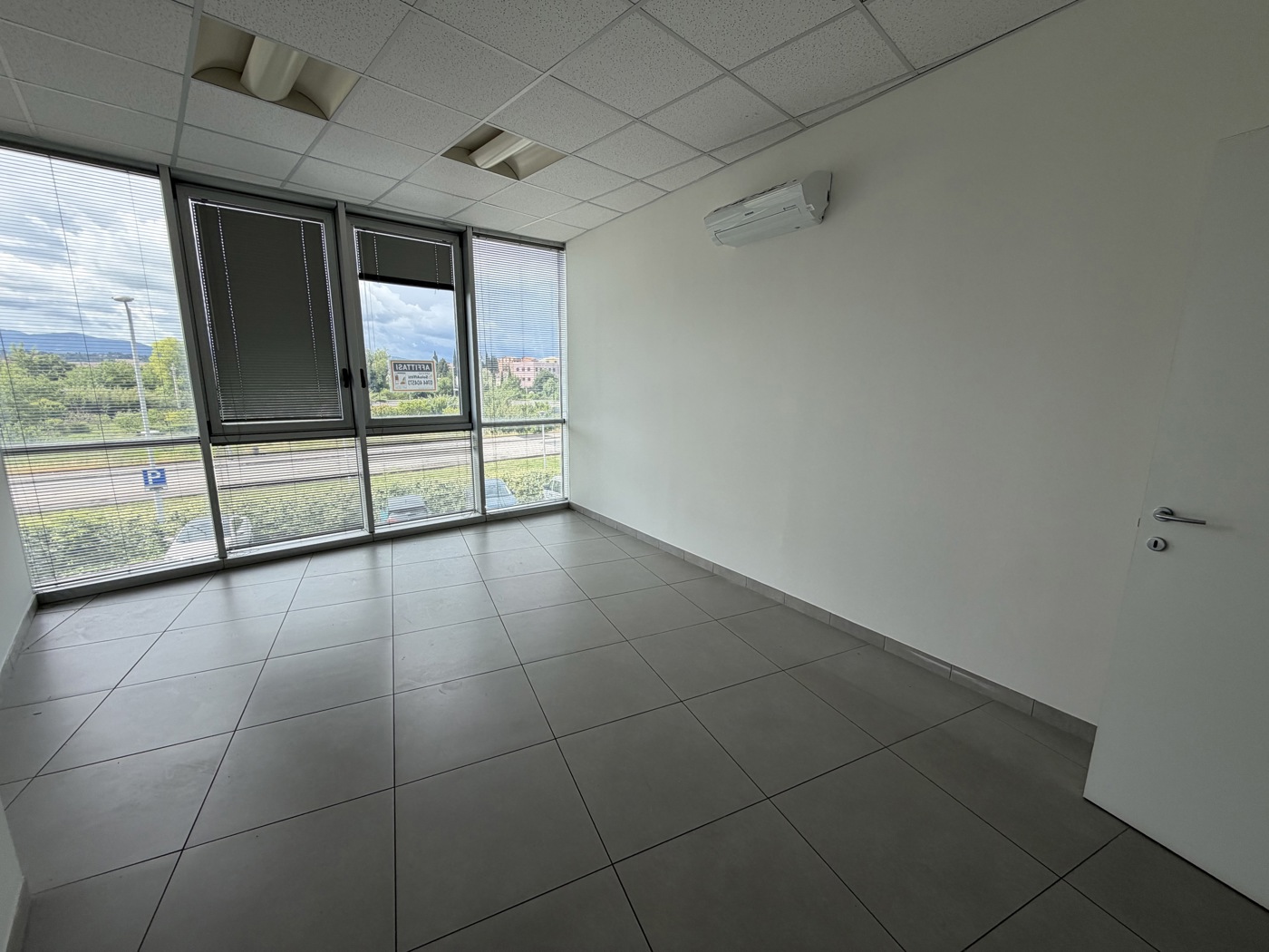 Ufficio con box doppio a Terni
