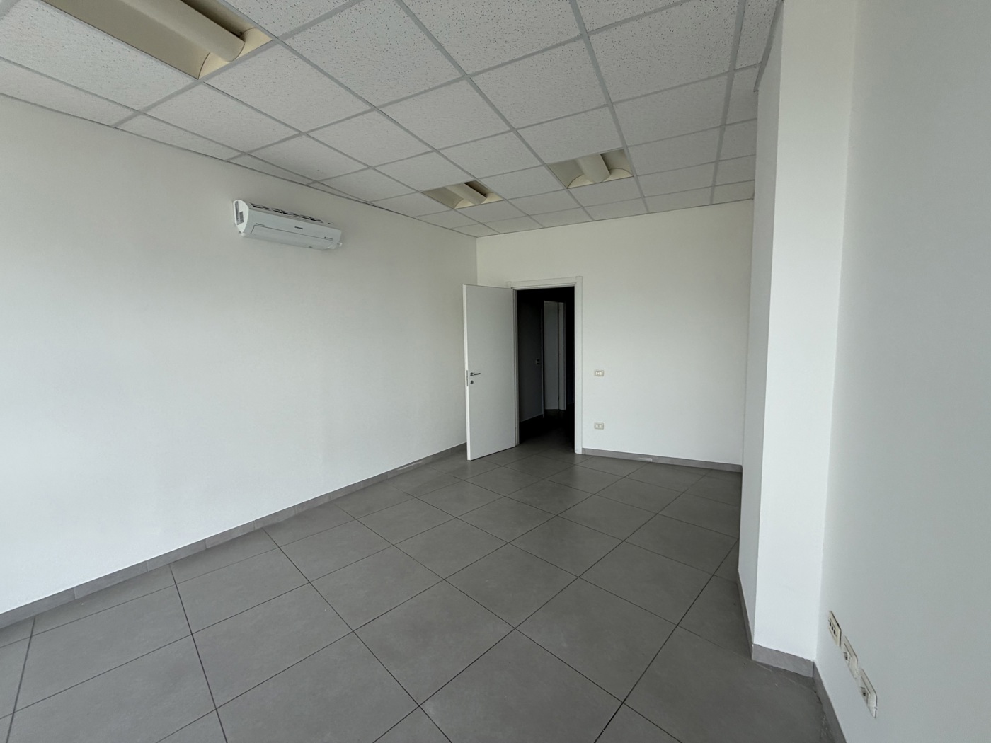 Ufficio con box doppio a Terni