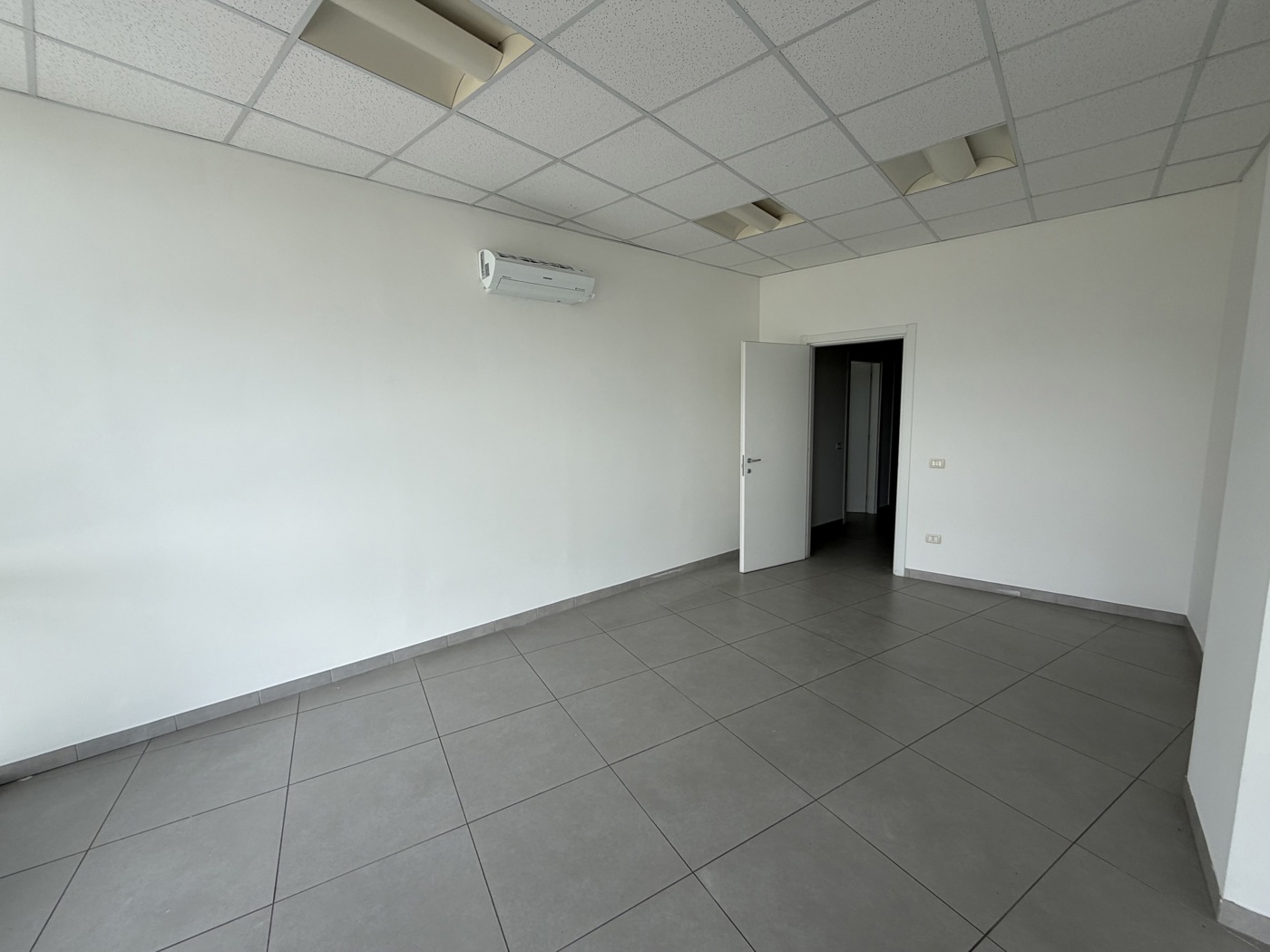 Ufficio con box doppio a Terni