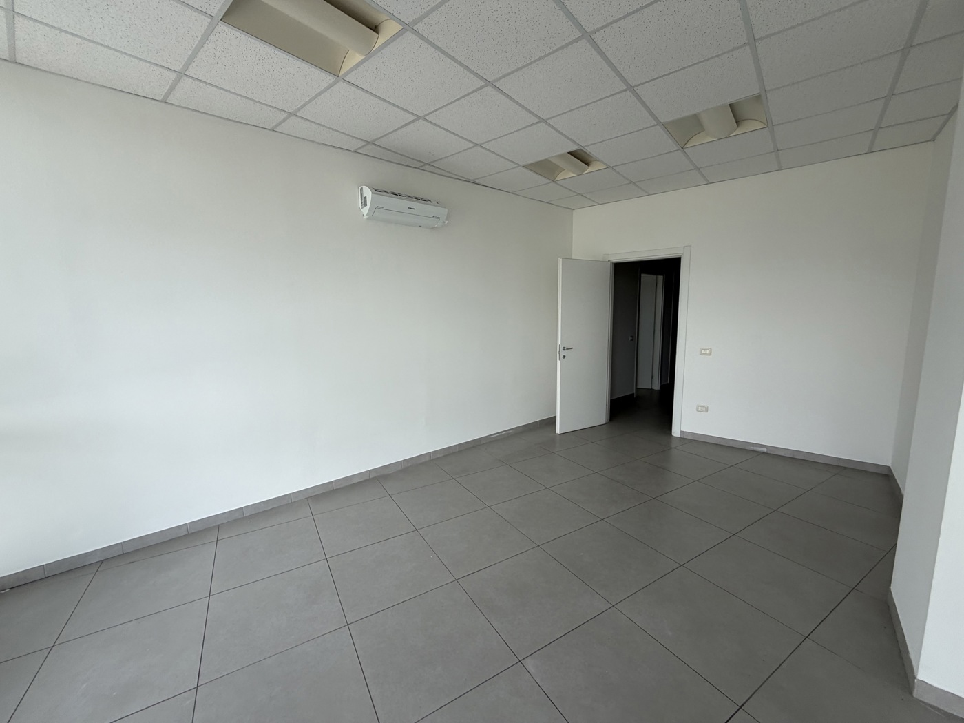 Ufficio con box doppio a Terni