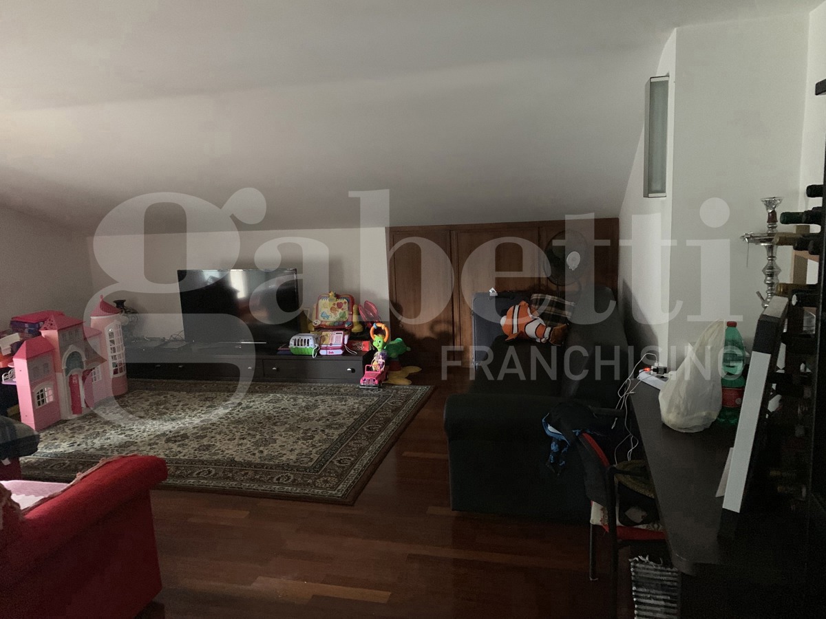 Attico arredato in affitto a Terni