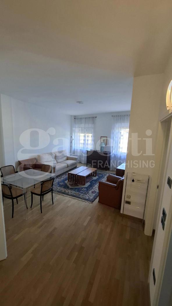 Trilocale arredato in affitto a Verona