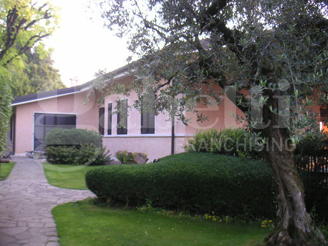 Villa con giardino a Verona
