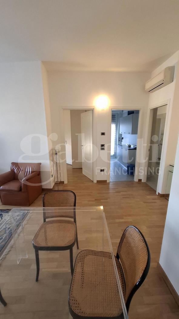 Trilocale arredato in affitto a Verona