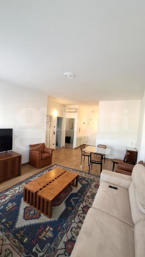 Trilocale arredato in affitto a Verona