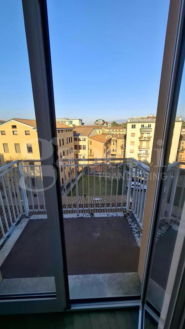 Trilocale arredato in affitto a Verona