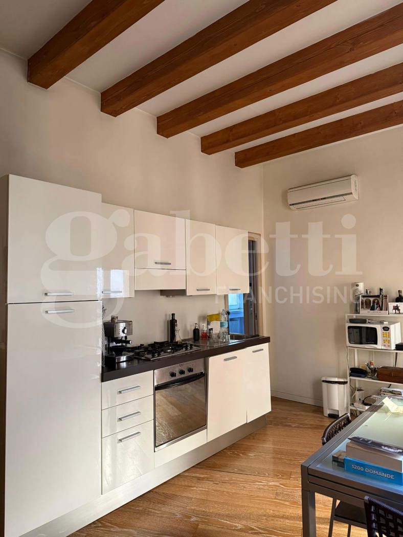 Trilocale arredato in affitto a Verona