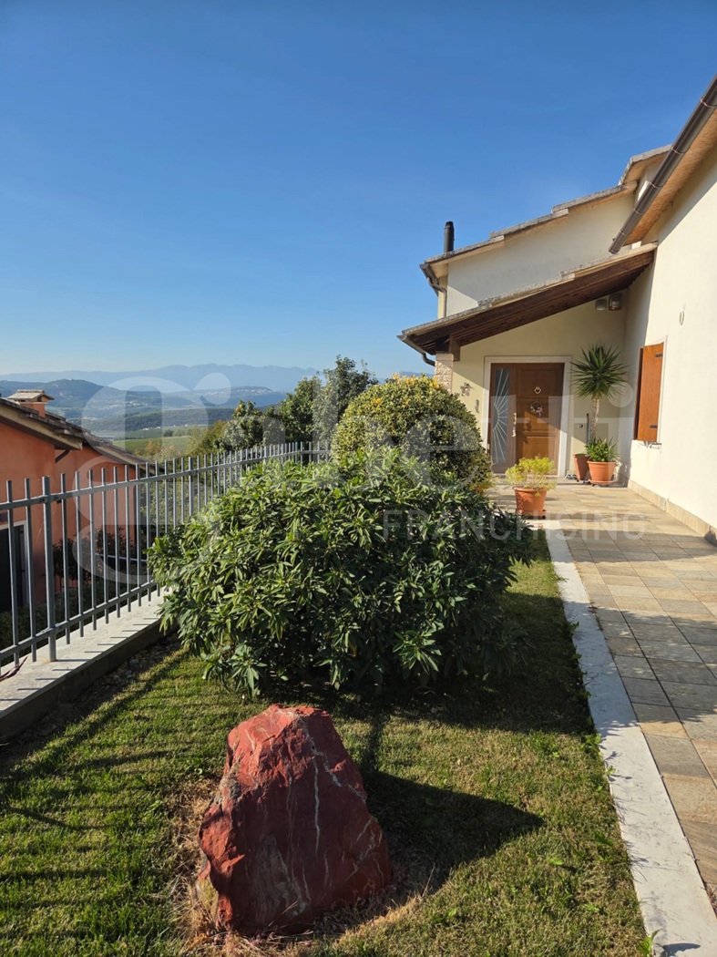 Villa Bifamiliare con giardino a Cerro Veronese