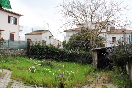 Vendo casa indipendente con giardino a Bolsena