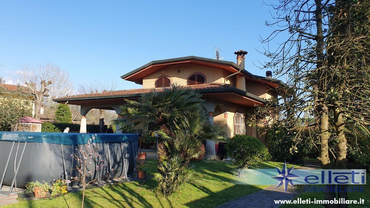 Villa con giardino, Massa poveromo