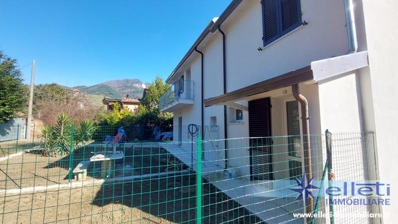 Villa Trifamiliari con giardino a Massa