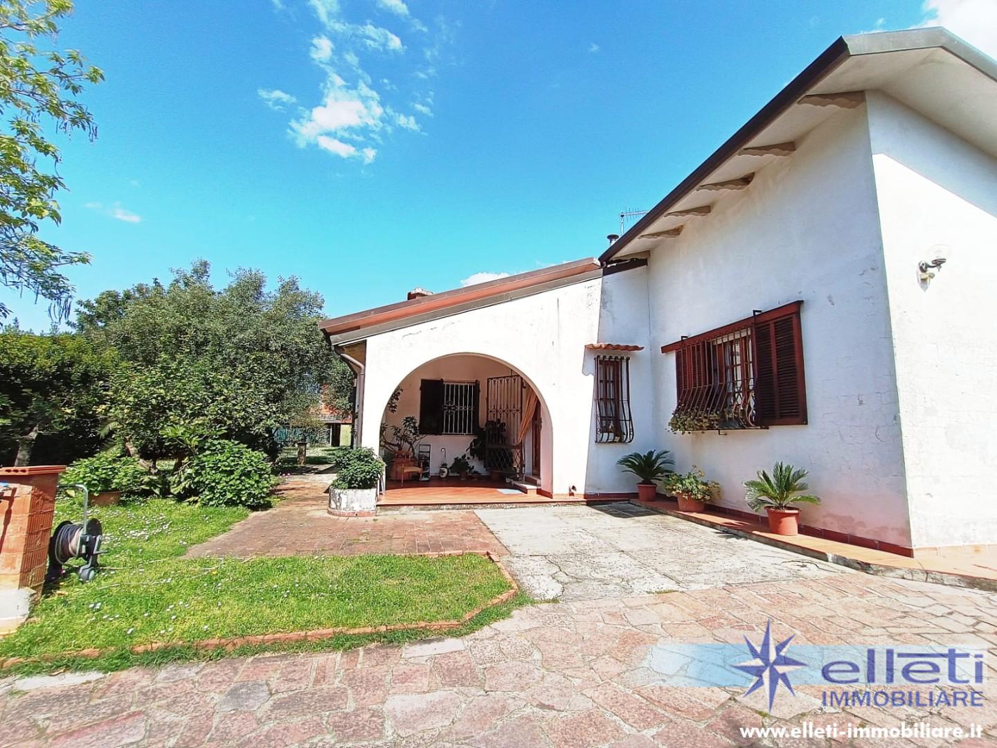 Casa indipendente con giardino a Massa