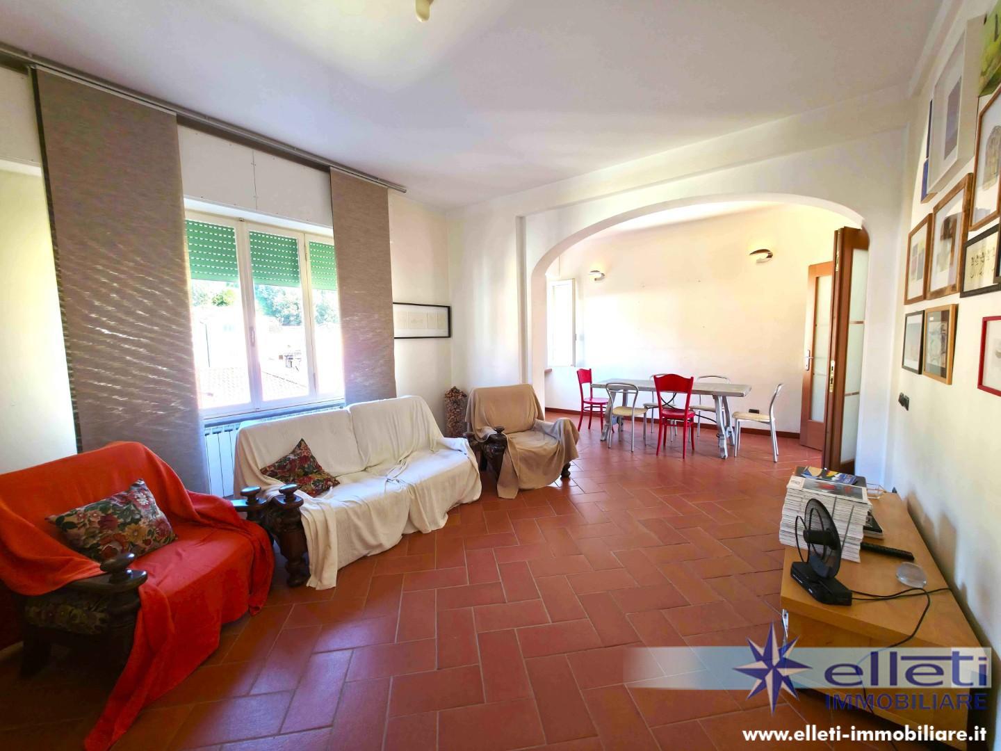 Appartamento con terrazzo, Massa centro