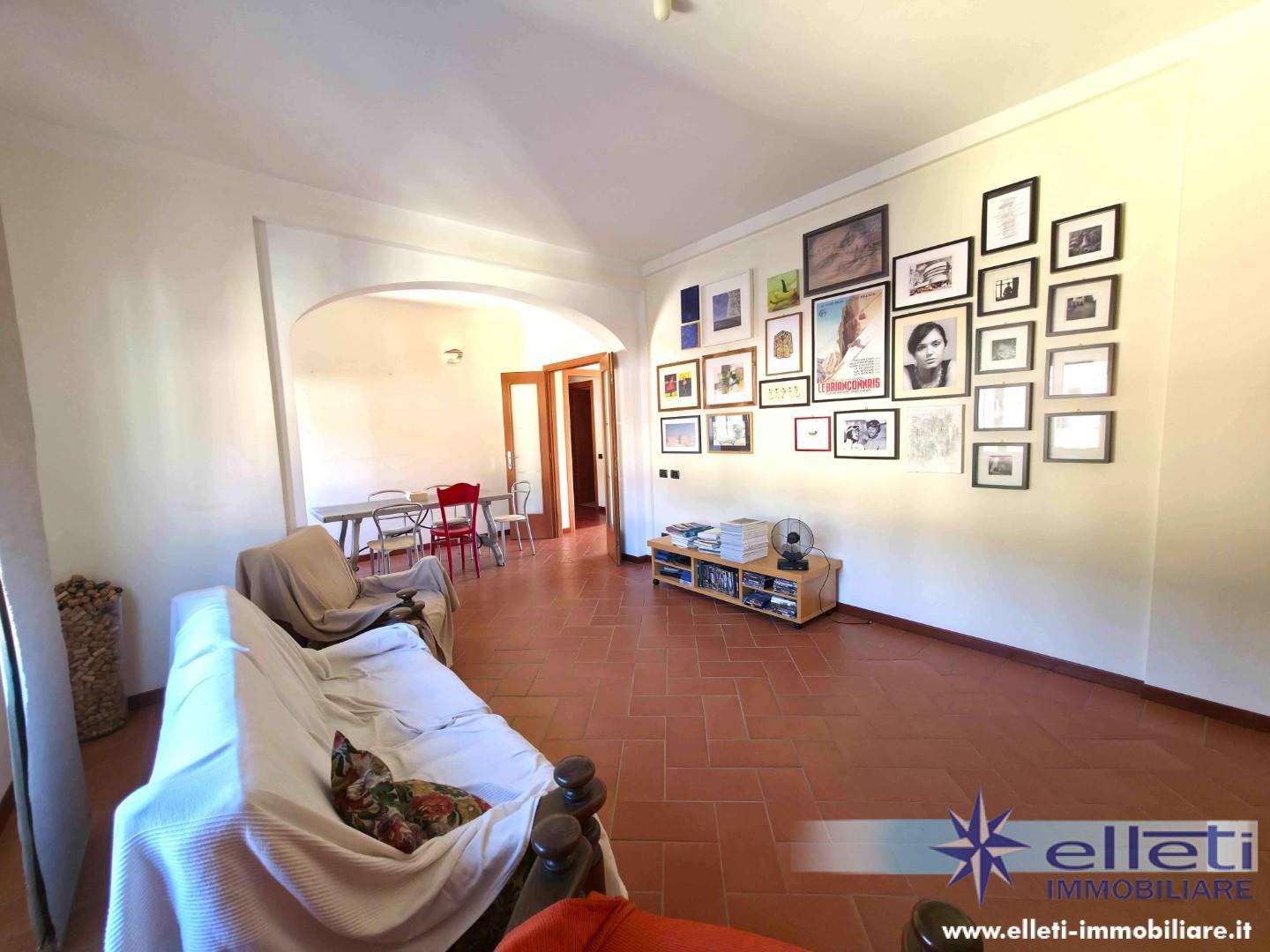 Appartamento con terrazzo, Massa centro