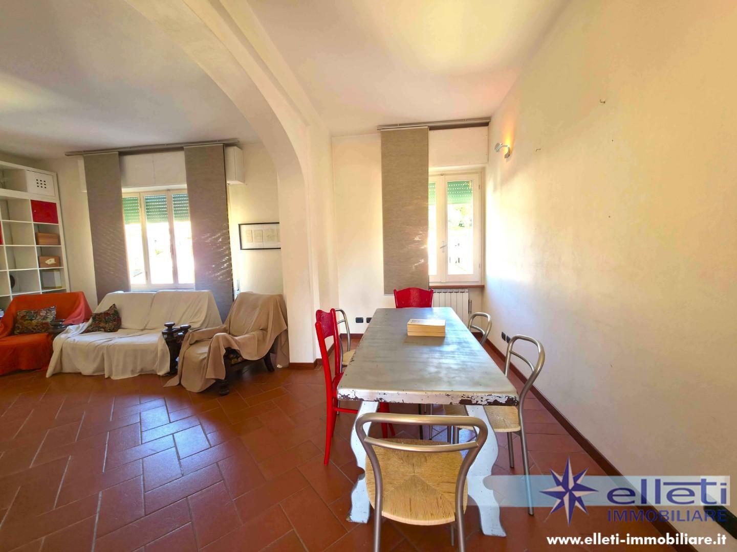 Appartamento con terrazzo, Massa centro