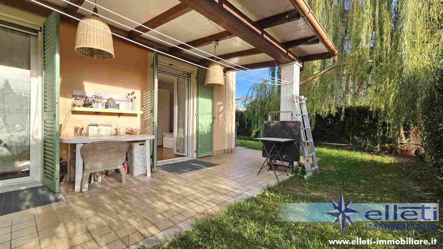 Appartamento con giardino, Massa marina di