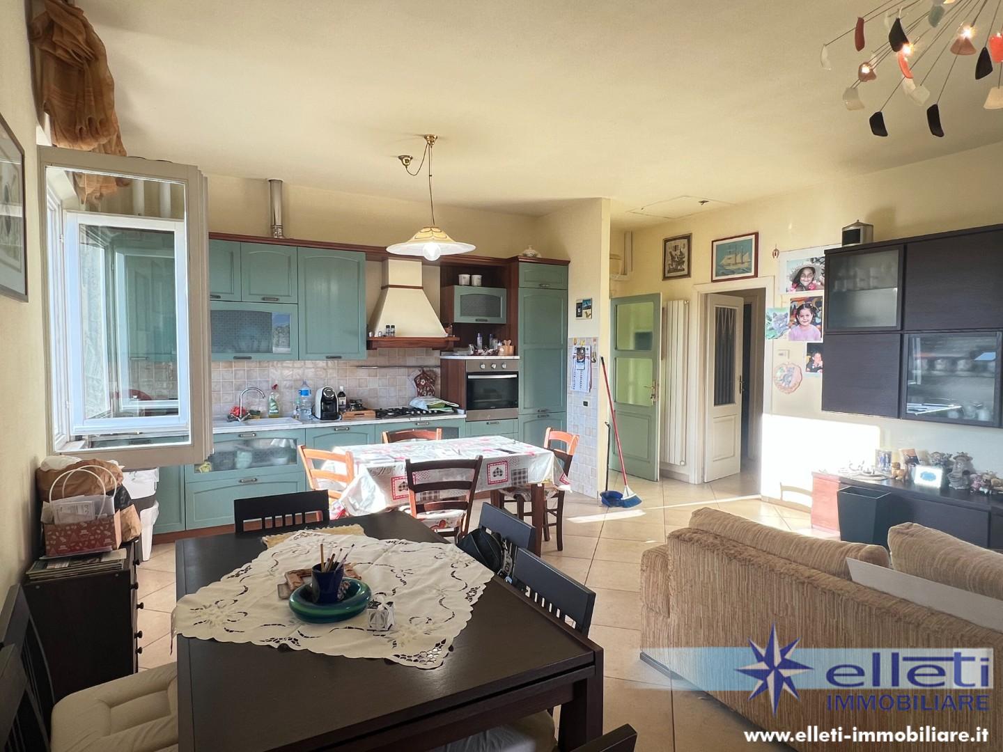 Casa indipendente con terrazzo, Montignoso cervaiolo