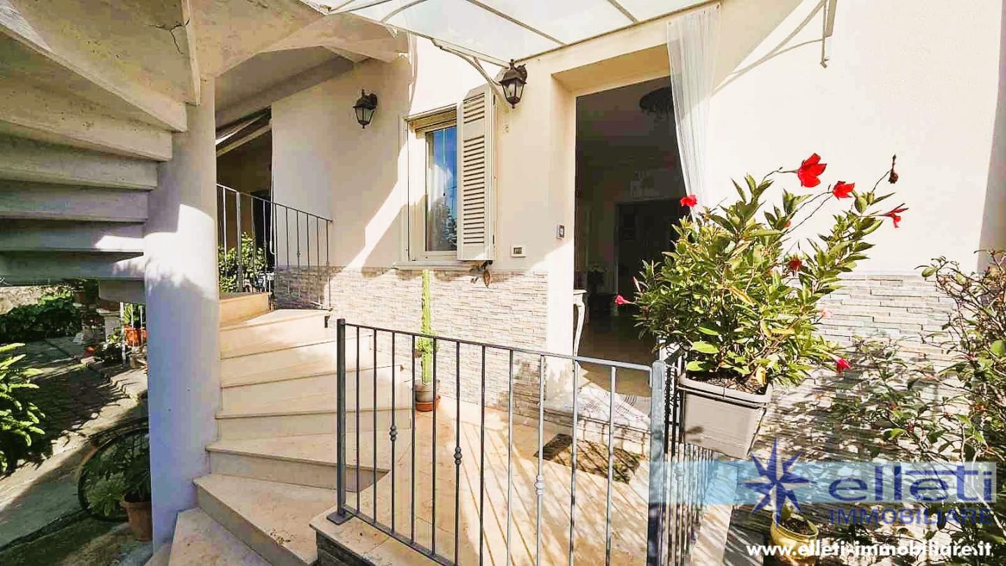 Villa Trifamiliari con giardino, Montignoso capanne